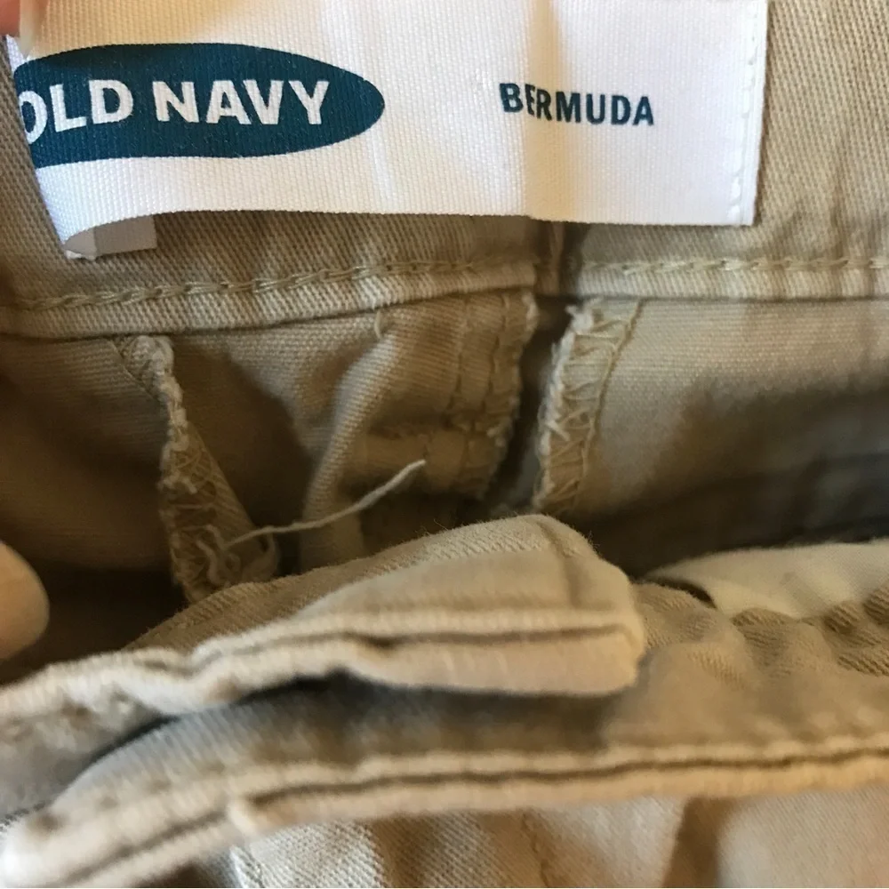 Bundle 2 old navy kids Bermuda slim and Bermuda stretch khaki shorts